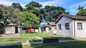 再見捌捌陸-臺灣眷村文化園區內，多棟白色外牆與深色屋頂的眷村建築環繞著綠意盎然的草坪與大樹。