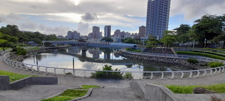 愛河之心水景與遠方城市建築在雲層下的實拍全景