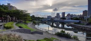 愛河之心公園內河道與城市建築在陰天下的全景實拍