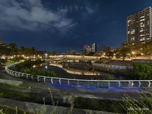 夜晚時分愛河之心公園的環狀步道與河畔景觀