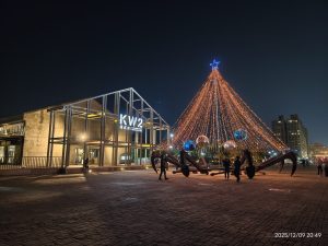 夜晚的駁二藝術特區廣場上矗立著巨大的聖誕樹與KW2建築