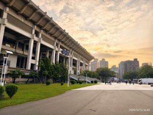 黃昏時分高雄市文化中心建築與寬闊廣場的實拍全景