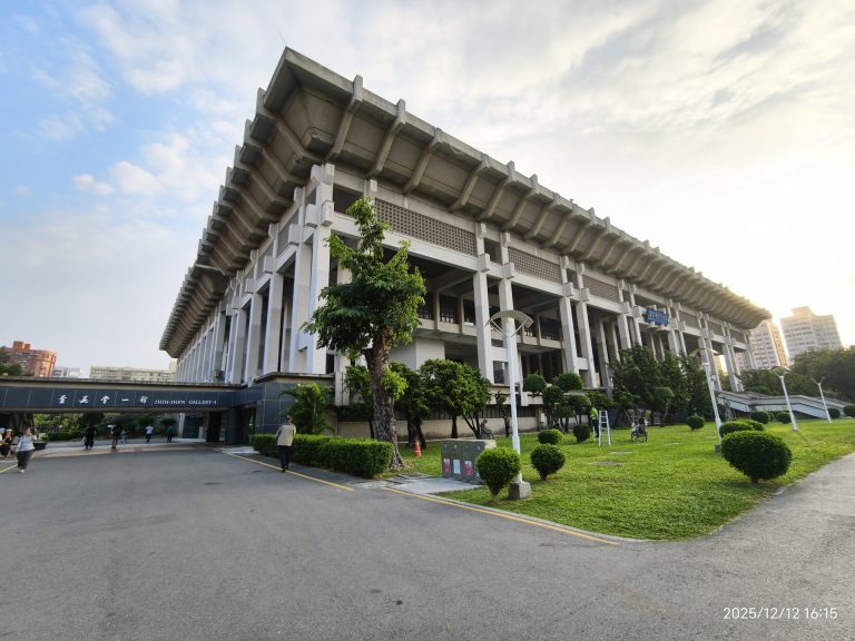 高雄市文化中心宏偉的建築外觀與綠意盎然的庭園景觀