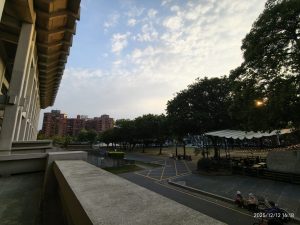 高雄市文化中心建築旁的戶外廣場與綠地景觀