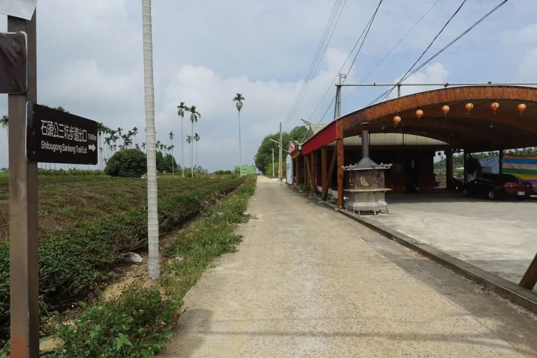 石頭公三坑步道，茶園旁立有步道出入口指標與廟亭