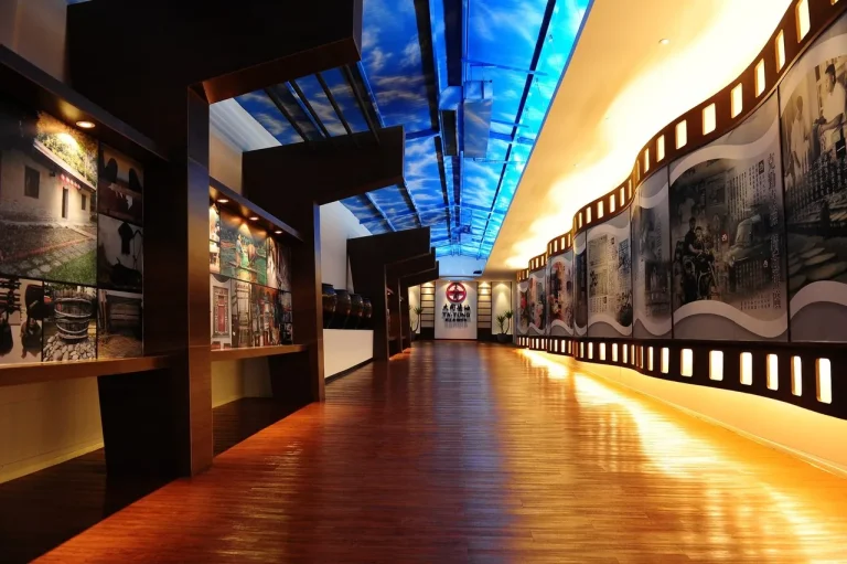 大同醬油黑金釀造館時光走廊，木質長廊兩側展牆與藍天天花