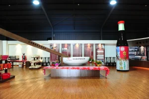 大同醬油黑金釀造館，館內展出全台最大醬油瓶與巨型碗筷