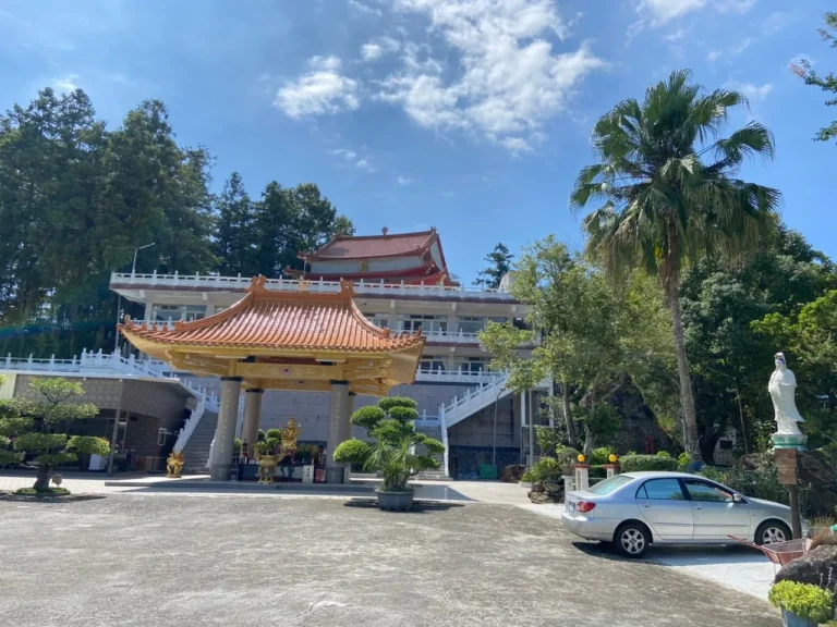 雲林持明寺，藍天下橘瓦涼亭與依山而建的白色殿宇