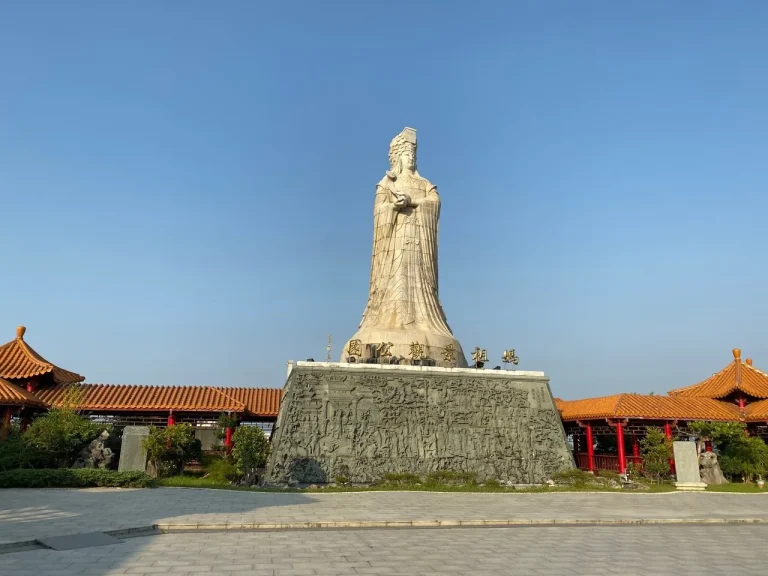 北港媽祖景觀公園，巨大石雕媽祖像矗立於紅瓦廊亭之間