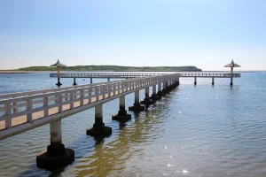 小池角雙曲橋，白色長橋蜿蜒延伸入海的海天一色美景