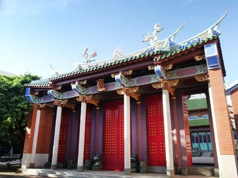 澎湖孔廟，燕尾翹脊紅門金釘的傳統廟門建築與藍天