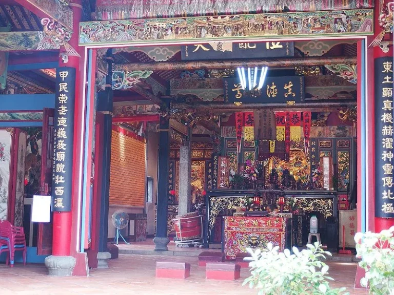 澎湖馬公東甲北極殿，殿內彩繪樑枋與金漆神龕祭祀廳堂