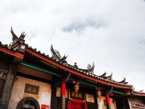 澎湖觀音亭，翹脊燕尾屋頂的剪黏裝飾與紅色廟柱仰望天空