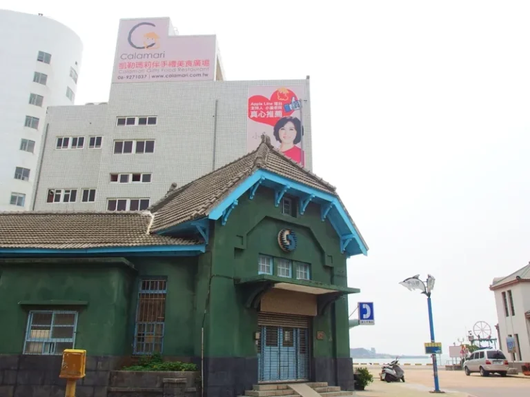 澎湖郵便局，綠色外牆的日式老建築與藍色木構雨庇