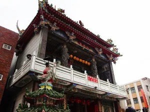 澎湖馬公北甲北辰宮，仰望華麗龍柱與紅燈籠妝點的廟宇樓身