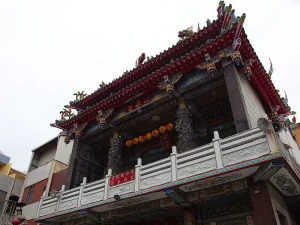 澎湖馬公北甲北辰宮，廟宇翹脊屋頂與雕飾龍柱在天空下層疊聳立