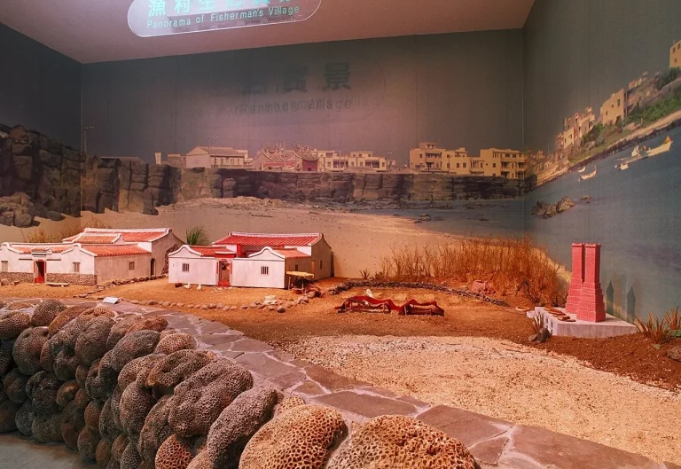澎湖海洋資源館，漁村生活實景展示咾咕石屋與紅磚煙囪場景