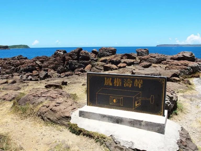 澎湖風櫃洞，玄武岩海岸上的風櫃濤聲石碑與湛藍海景
