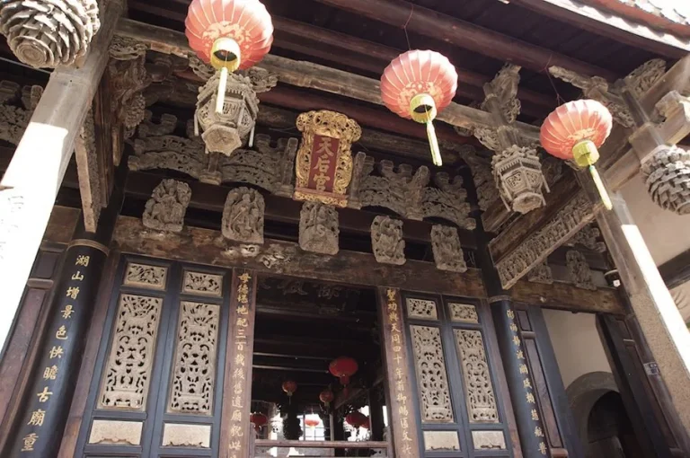 澎湖天后宮，木雕門面懸掛紅燈籠與天后宮金字匾額