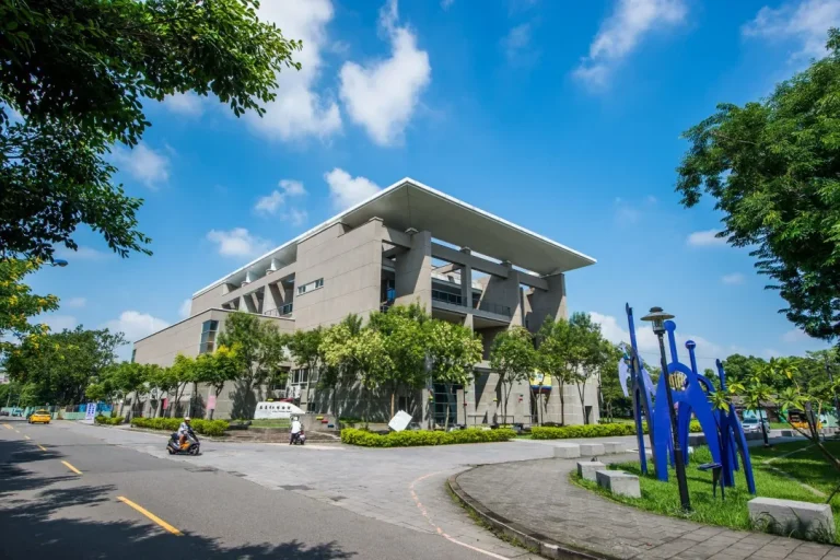 嘉義市立博物館，藍天下清水模建築外觀與一旁藍色雕塑