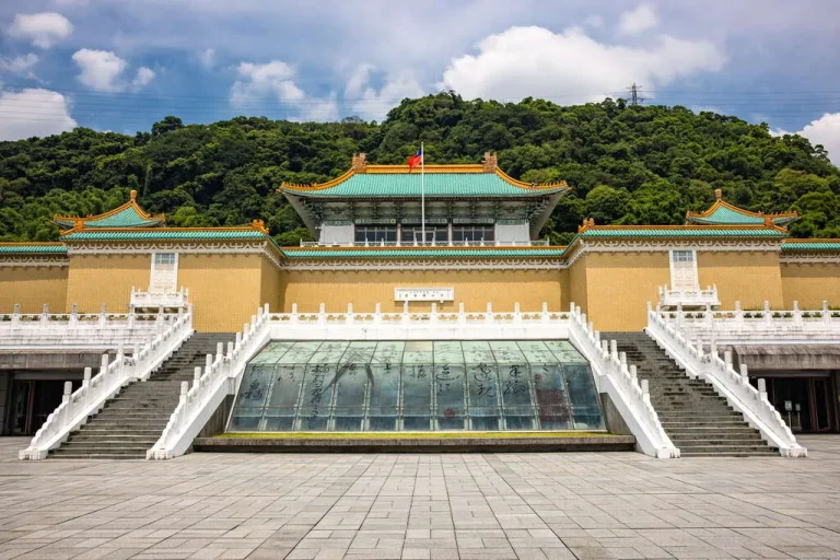 國立故宮博物院，黃牆綠瓦的宮殿式建築前白石階梯與廣場依山而立