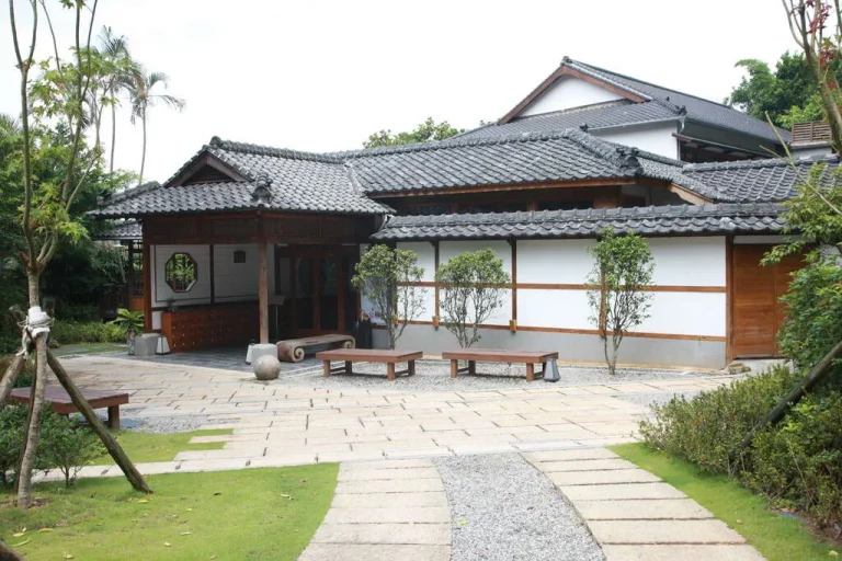 北投文物館，黑瓦木造日式建築與八角窗，前方碎石庭園與木造座椅