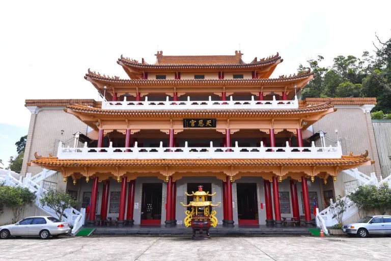 天恩宮，依山而建的多層樓閣式廟宇，紅柱橙瓦前方立金色香爐