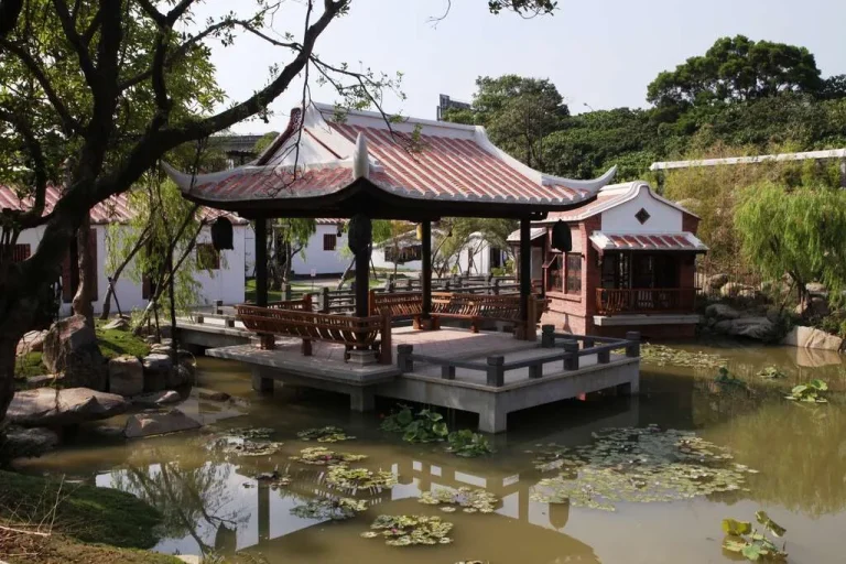 林安泰古厝，蓮花池畔的紅瓦翹脊水榭涼亭與閩式紅磚廂房