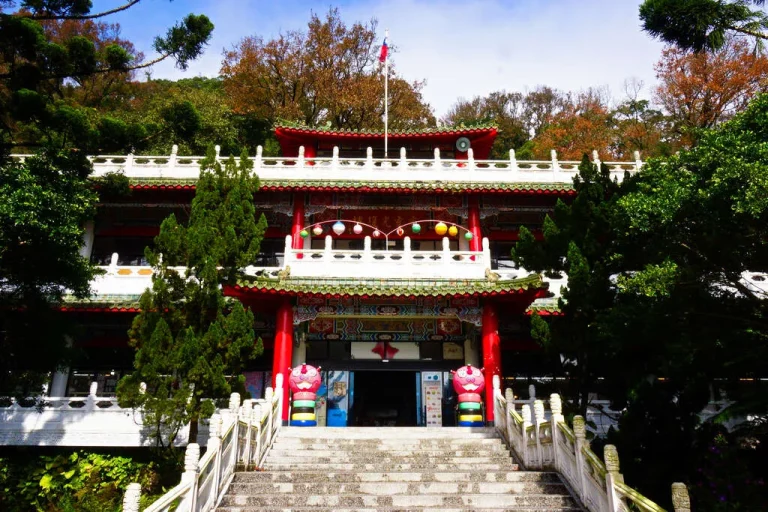 陽明山辛亥光復樓，紅柱綠瓦中式樓閣前石階與石獅相迎