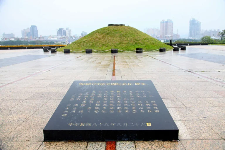 馬場町河濱公園，草丘紀念地前黑色碑文石碑立於廣場中央