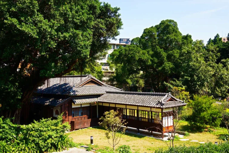 臺北市紀州庵文學森林，綠蔭環繞的日式黑瓦木造老屋