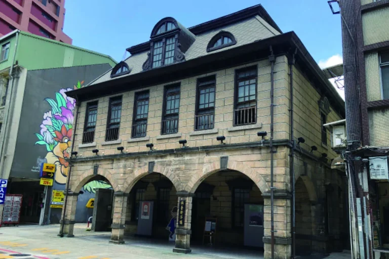 撫臺街洋樓，一樓石造拱廊與二樓老虎窗的歷史街屋外觀