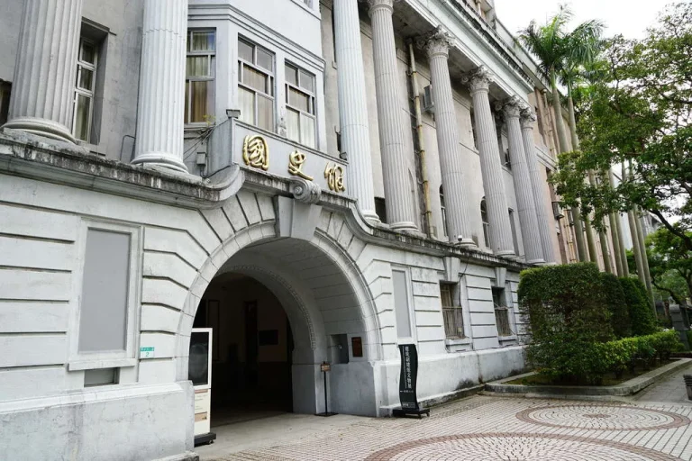 國史館建築外觀，灰白色立面的拱門入口與成排羅馬柱