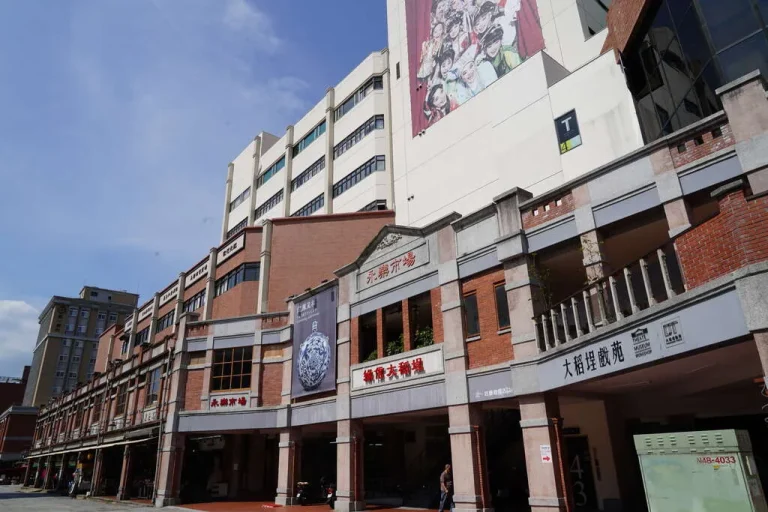 大稻埕戲苑，永樂市場紅磚連棟街屋與藍天下的老建築群