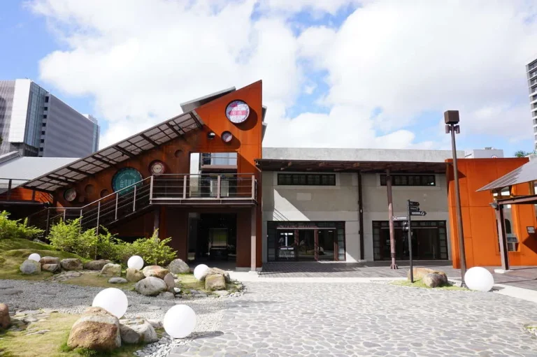 臺北市瓶蓋工廠台北製造所，橘色斜屋頂建築與庭園圓形燈球造景