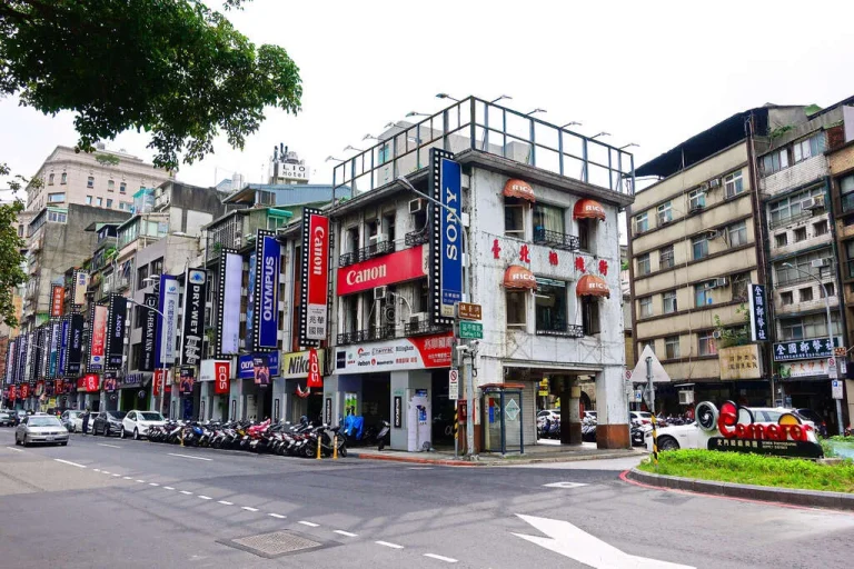 博愛路漢口街相機街，相機品牌招牌林立的街角與老建築