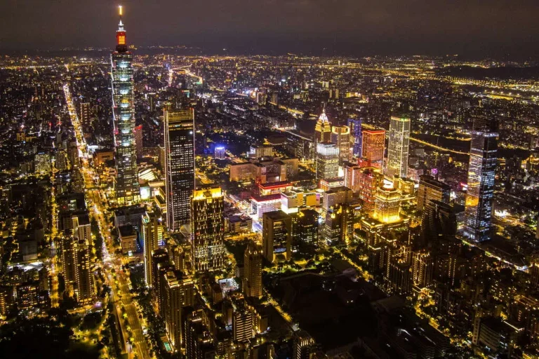 信義商圈，夜空下台北101與滿城燈火的高樓夜景鳥瞰