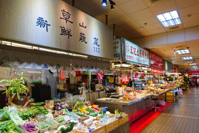 臺北市士東市場，草山新鮮蔬菜攤前擺滿青蔬與根莖食材