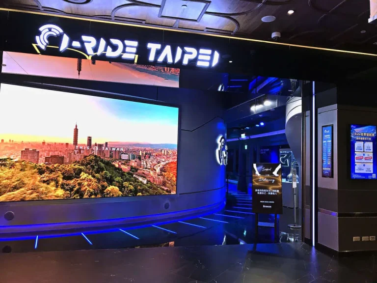 i-Ride TAIPEI飛行劇院入口，巨幅螢幕播放台北101城市天際線