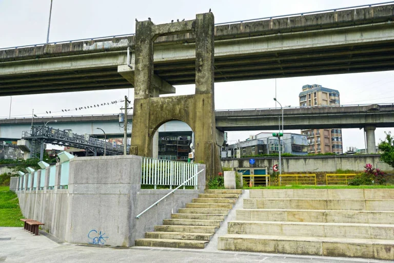 臺北五分吊橋遺址，高架橋下保存的舊吊橋混凝土橋塔