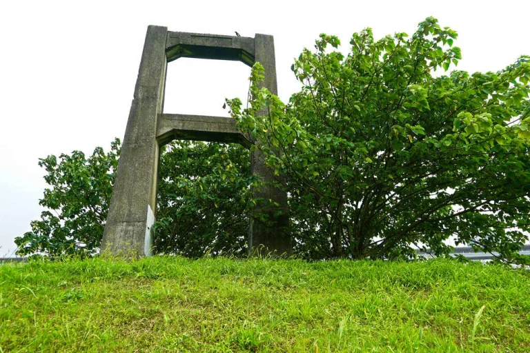 臺北內湖葫蘆洲吊橋橋墩，矗立草坡上的方框形混凝土橋墩