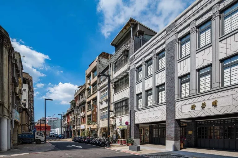 臺北順益台灣原住民博物館美術分館，灰磚立面建築臨街而立