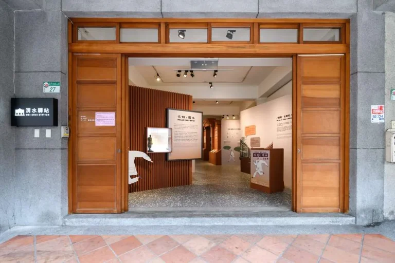 渭水驛站，木框大門敞開的展館內陳列蔣渭水主題解說看板
