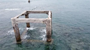 澎湖跨海大橋，海上殘存的混凝土橋墩框架矗立淺灘