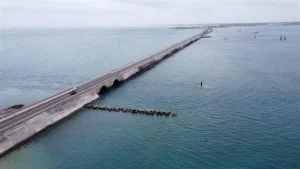 澎湖跨海大橋，空拍長橋橫越湛藍海面延伸至遠方島嶼