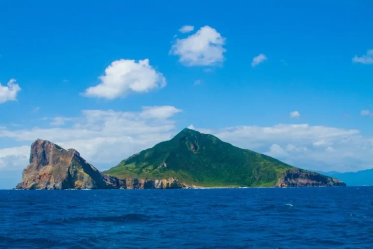 龜山島全景，藍天碧海間形如巨龜浮游的離島輪廓